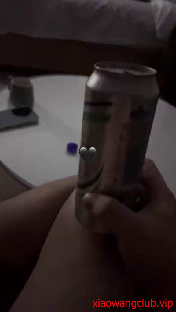 我和老公的领导在床上做爱，他却自顾自的在旁边一边喝纯生，一边欣赏我们做爱！