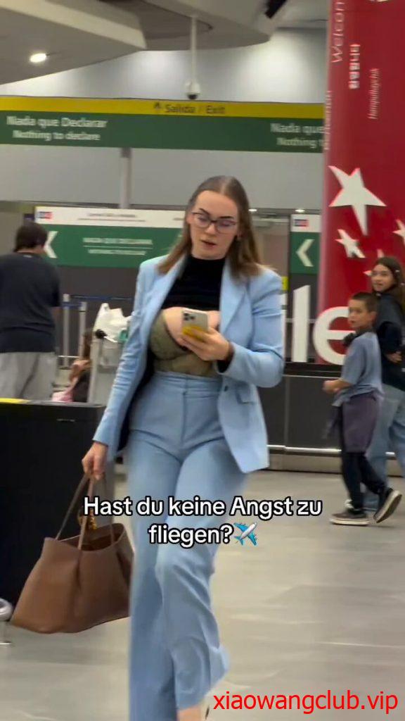 这位女士其实是一名空乘人员……我听说她所有的航班都已满员，感到非常震惊