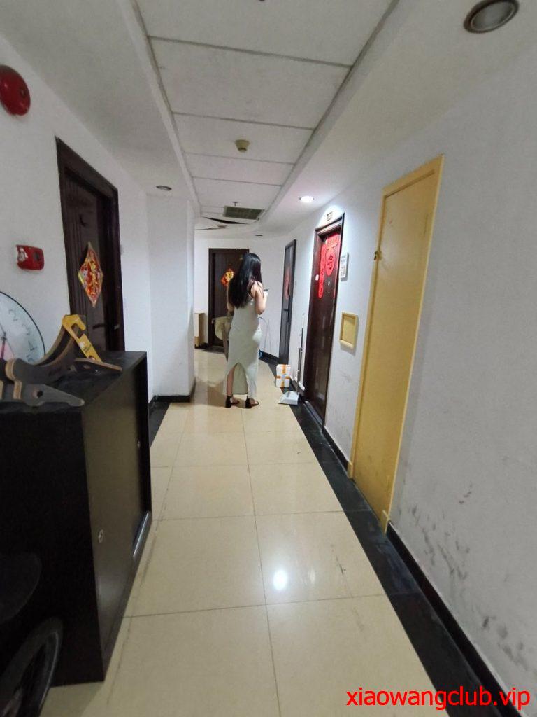 扫楼打胶 这个点位回访十多次终于见到女主了 这个天气穿这么骚包臀连衣裙 鞋子汗味淡淡的很好闻