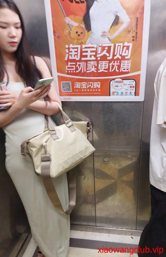 扫楼打胶 这个点位回访十多次终于见到女主了 这个天气穿这么骚包臀连衣裙 鞋子汗味淡淡的很好闻