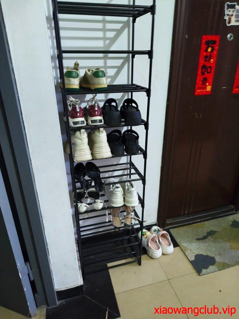 扫楼打胶 这个点位回访十多次终于见到女主了 这个天气穿这么骚包臀连衣裙 鞋子汗味淡淡的很好闻