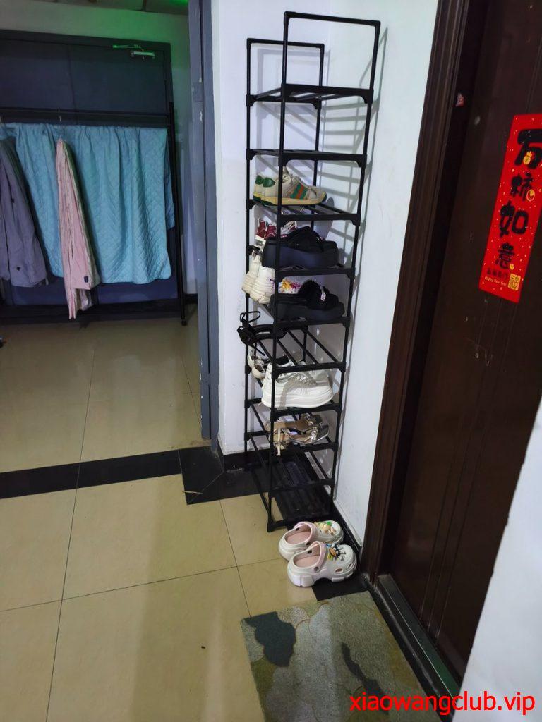 扫楼打胶 这个点位回访十多次终于见到女主了 这个天气穿这么骚包臀连衣裙 鞋子汗味淡淡的很好闻