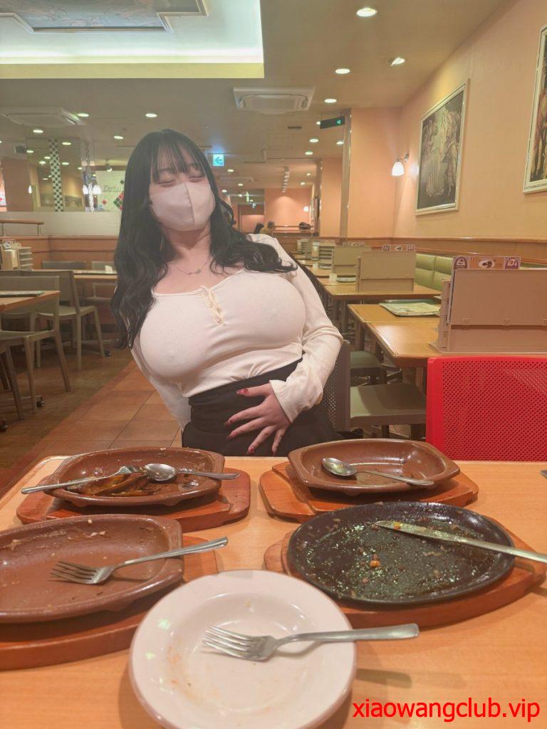 吃的太撑，胸都大了一码