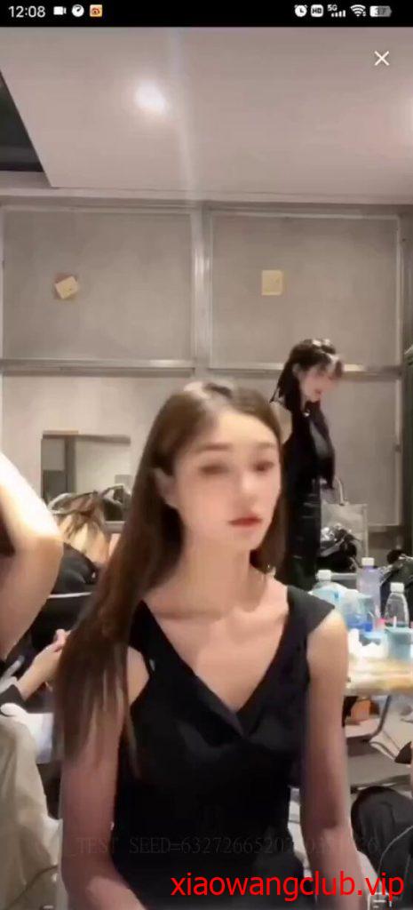 妹子绝对是发现了，不吱声