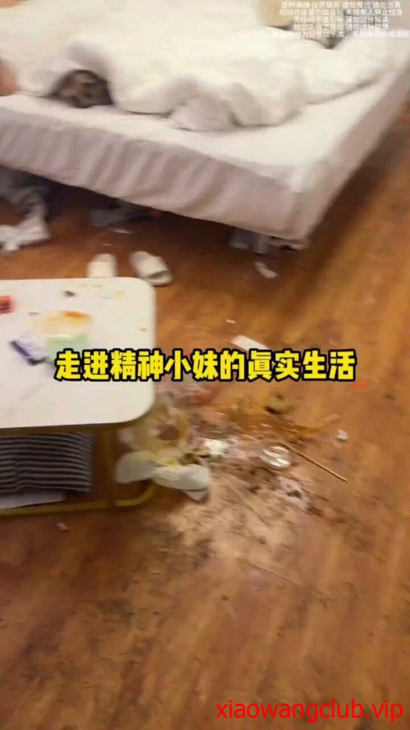 带你们走进精神小妹的真实生活，学历初中毕业，穿着光鲜亮丽，纹身美甲烫头发，全用苹果手机，但出租屋里是从不打扫垃圾乱丢，收入来源全靠借钱也不还……