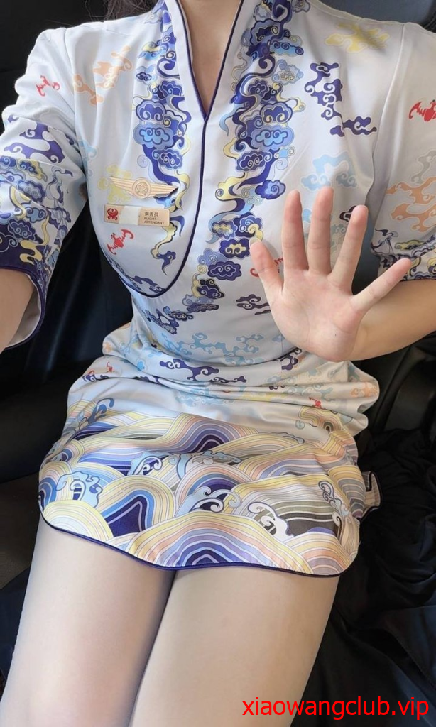 在车上就发生了。射在了屁股上，真是快的有点出乎我的意料了。他说看着丝袜足底和屁股就忍不住射了…