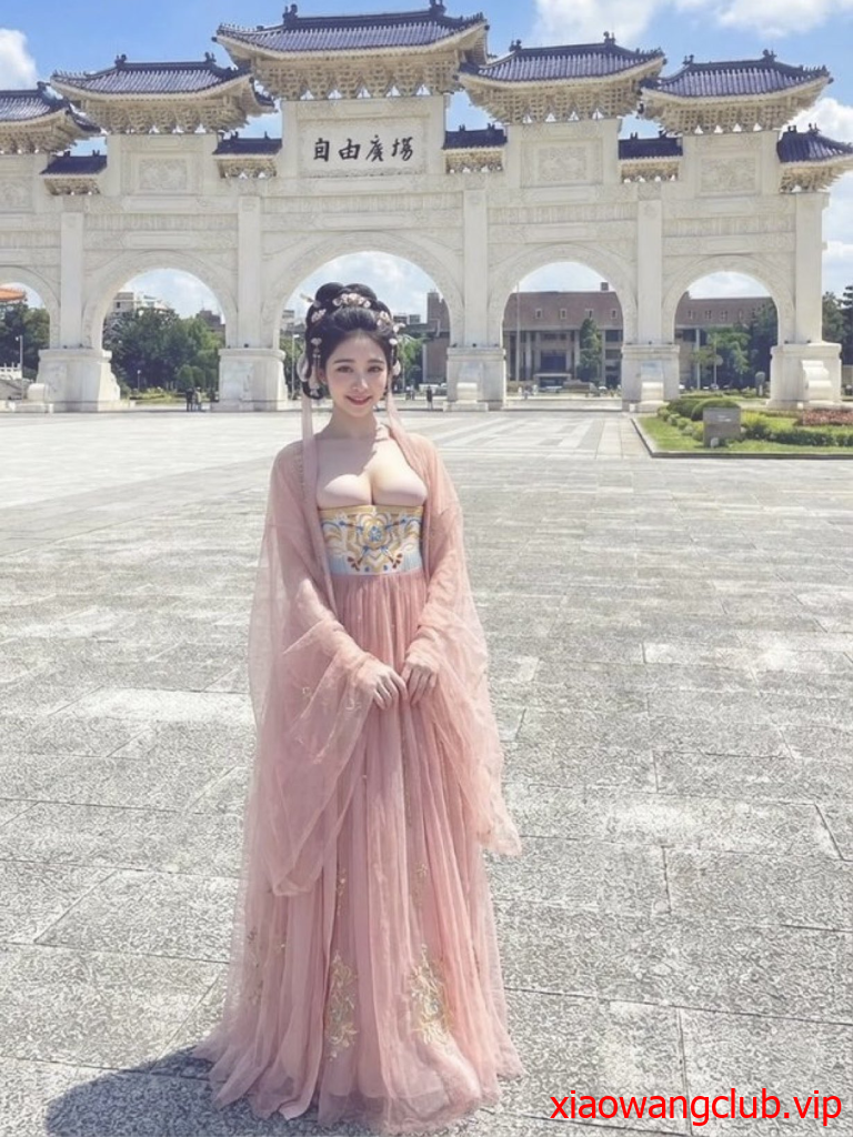 姐妹你这裙子是不是不合身