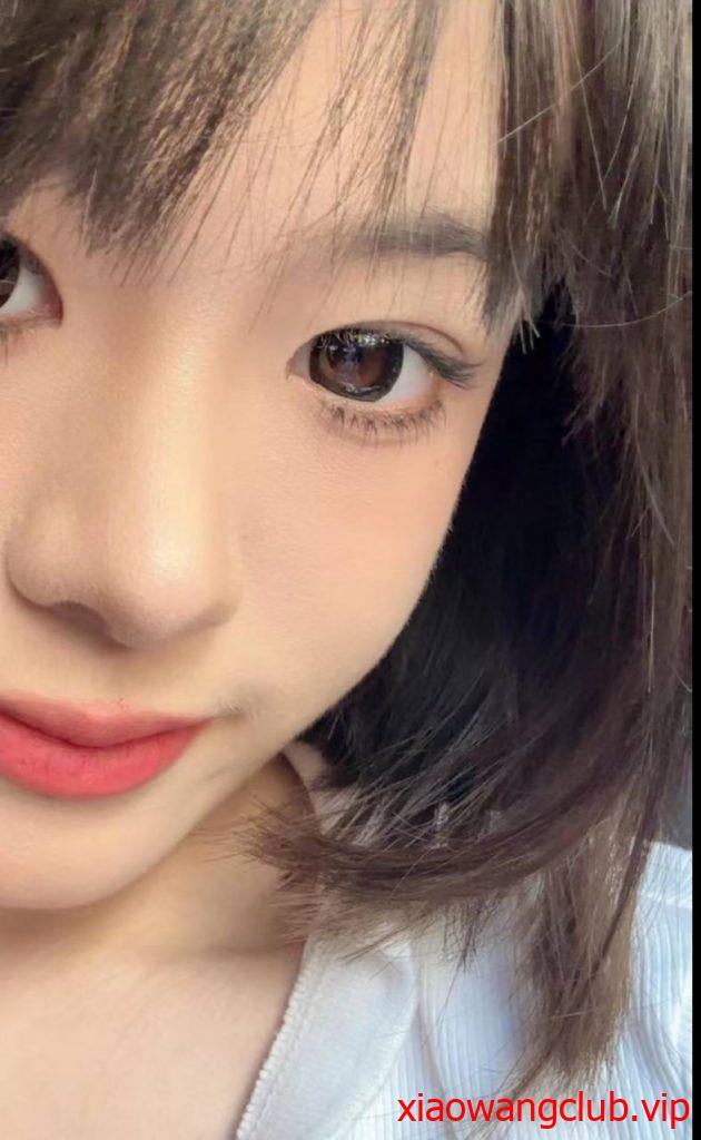 【绿帽泄密】清纯白嫩小美女被男友强拍性爱，过程中不停反抗遮脸，奶子狂甩，露出清纯的小脸蛋