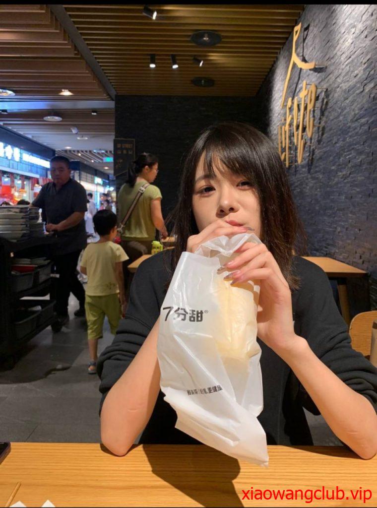 【绿帽泄密】清纯白嫩小美女被男友强拍性爱，过程中不停反抗遮脸，奶子狂甩，露出清纯的小脸蛋