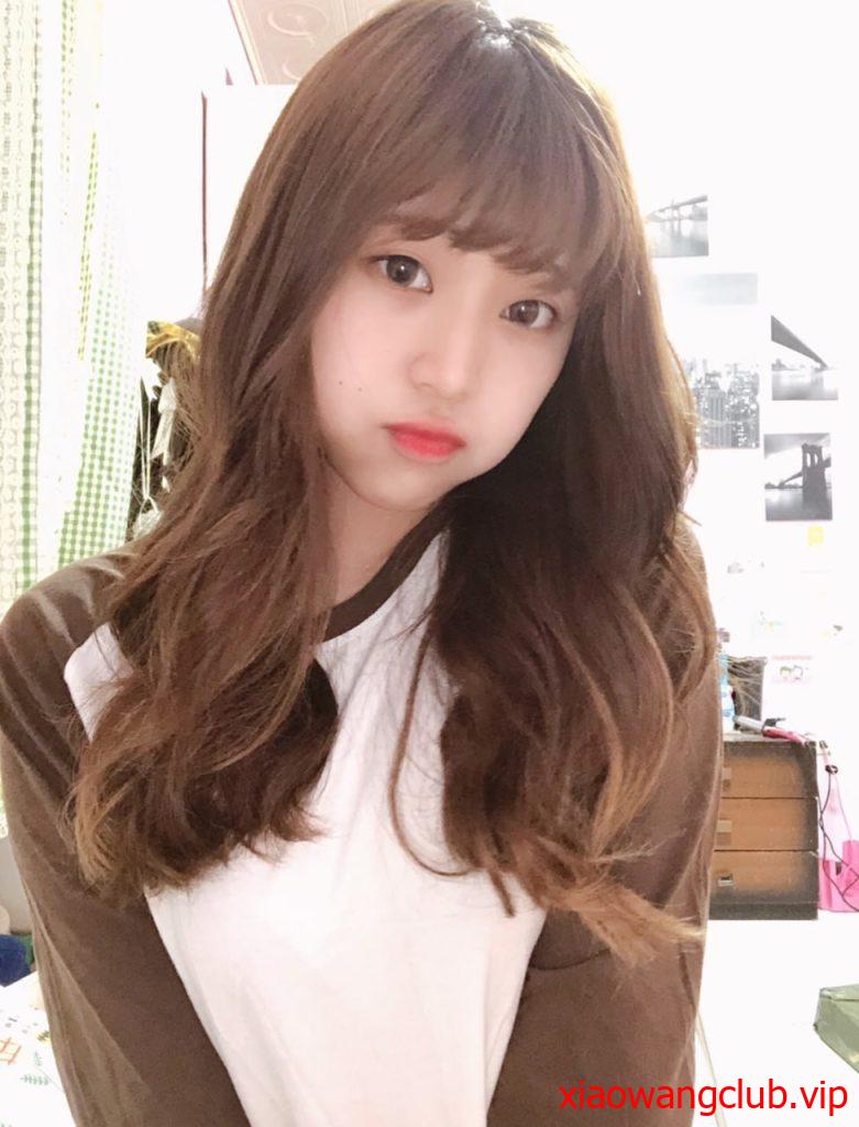 《情侣泄密》周末出来兼职赚零花钱的美女校花遭曝光