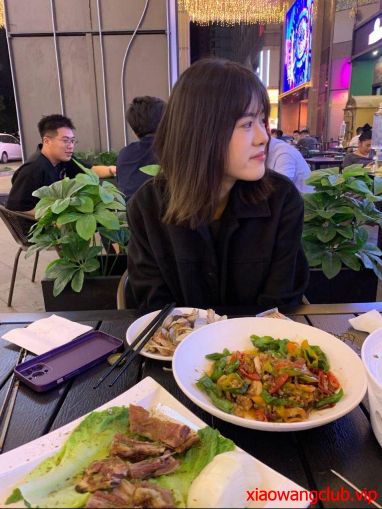 【绿帽泄密】清纯白嫩小美女被男友强拍性爱，过程中不停反抗遮脸，奶子狂甩，露出清纯的小脸蛋