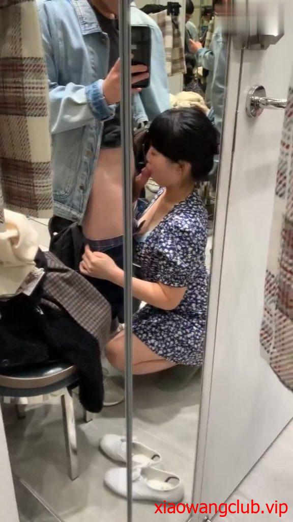 《百度云泄密》小伙和性欲旺盛的美女同事❤️在商场的更衣间直接开干