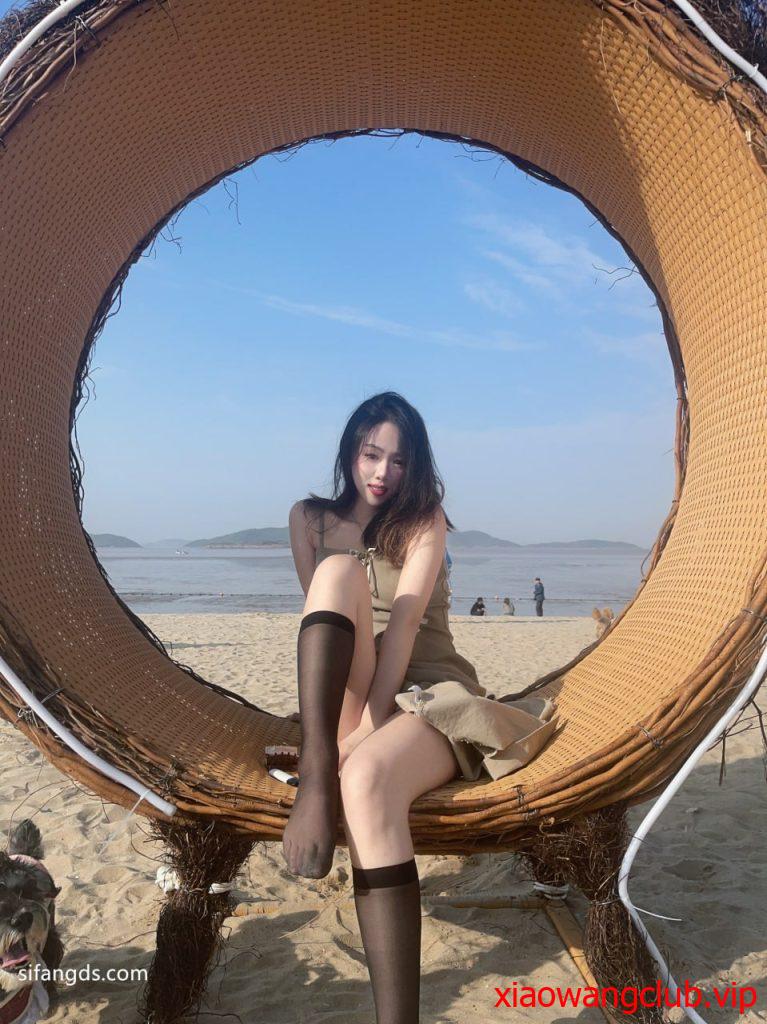 《百度云泄密》平时一本正经的美女同事周末换上黑丝和男友啪啪视频被曝光