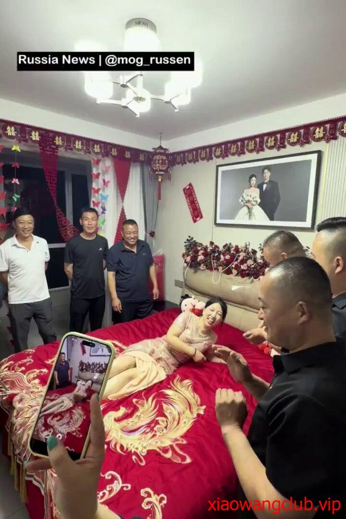 这是哪里的红色习俗？公公上床，在新婚床上翻滚，以表示对新婚夫妇的祝福。