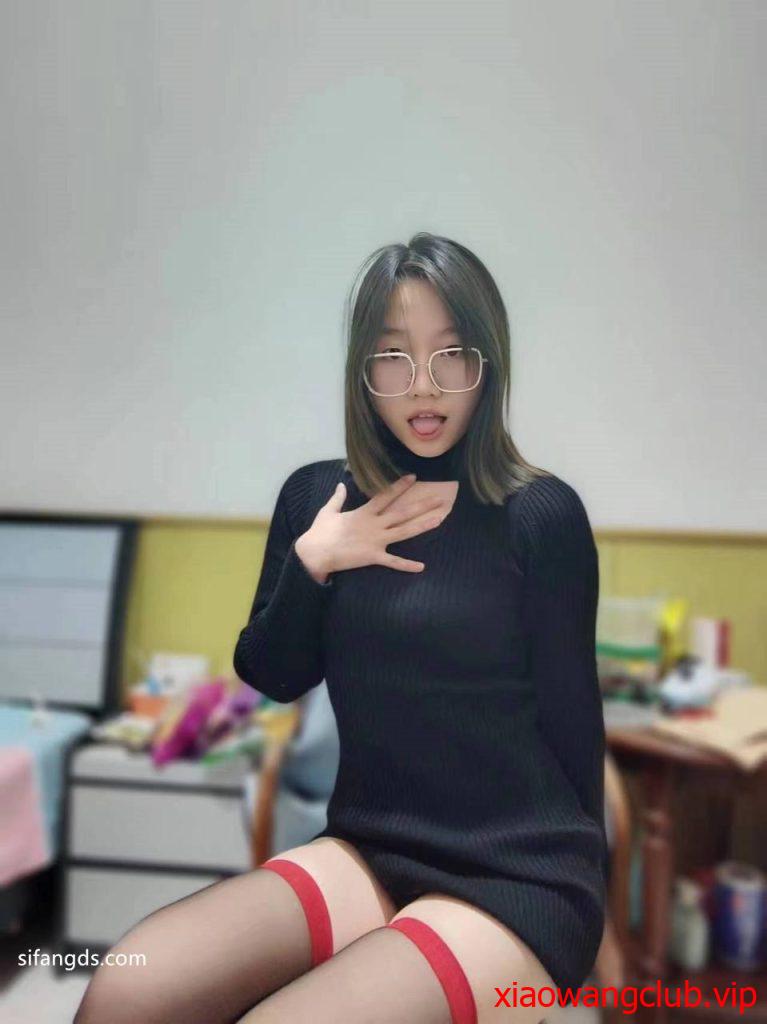 吉林女大学生与男友自拍泄密，高颜女主，被调教成母狗，叼狗链、道具自慰、情趣白丝啪啪！