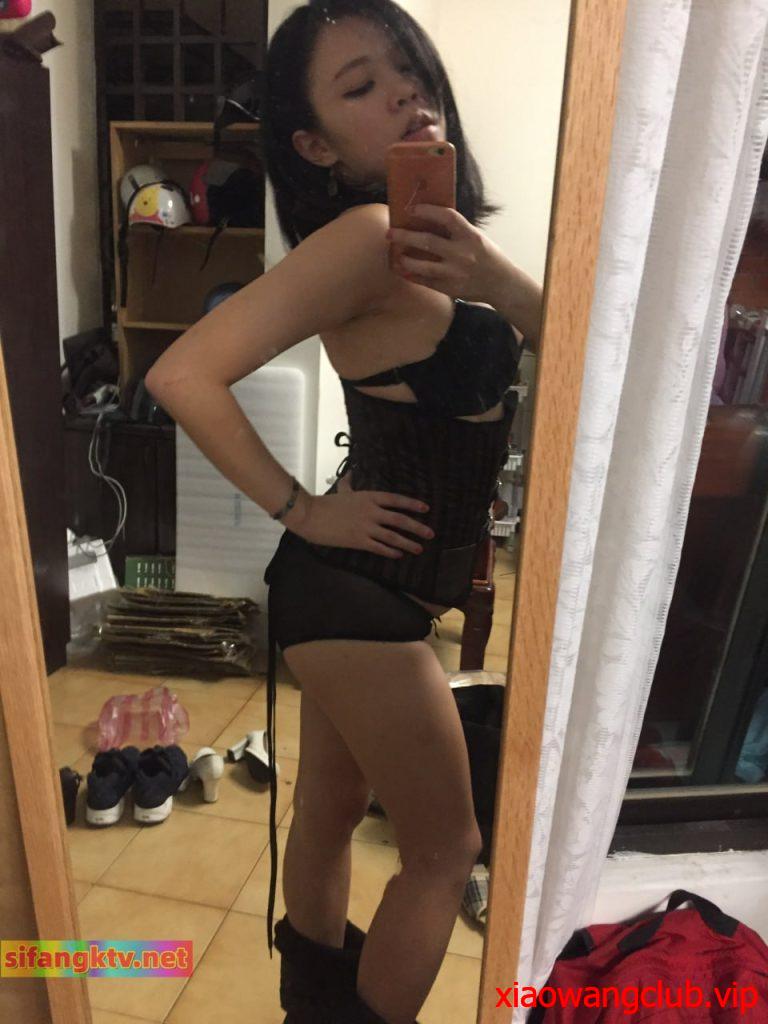 这个吃瓜看得我直呼内行！学妹刚学到新姿势……马上打电话喊男朋友回家实验，全自动倒车让大屌入穴，骚得飞起。。。