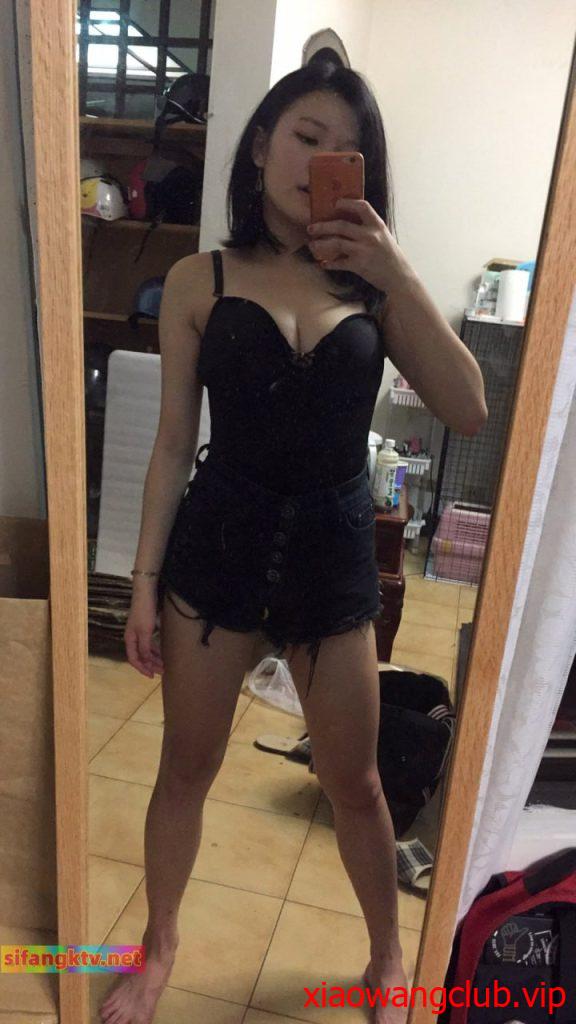 这个吃瓜看得我直呼内行！学妹刚学到新姿势……马上打电话喊男朋友回家实验，全自动倒车让大屌入穴，骚得飞起。。。
