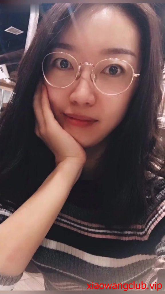 济南教师❤️张雪❤️出轨奸夫，被奸夫艹得大呼：“我就要你操我，快射我嘴里”